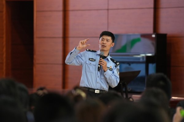 展鹏配资 上海两名公安民警获评全国先进工作者