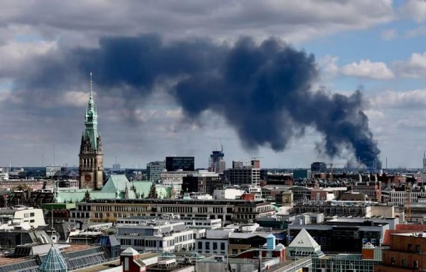 涨8 德国汉堡港一仓库起火爆炸