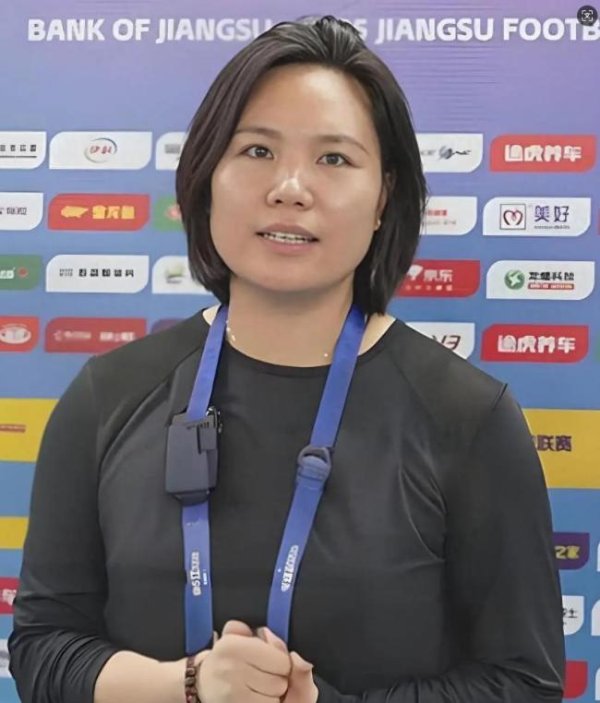 金元速配 泰州队女主帅所住小区挂出庆祝横幅 英雄归来受热捧